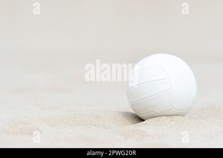 Beach volley bianca sulla sabbia. Concetto di sport di squadra. Poster con tema sportivo orizzontale, biglietti d'auguri, intestazioni, sito Web e app Foto Stock