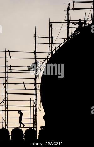 Lavoratori su una cupola del Jama Masjid, Delhi, India Foto Stock