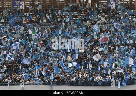 Napoli, Italia. 30th Apr, 2023. Tifosi della SSC Napoli durante la Serie Una partita tra SSC Napoli e US Salernitana allo Stadio Diego Armando Maradona, Napoli, Italia il 30 aprile 2023. Credit: Nicola Ianuale/Alamy Live News Foto Stock