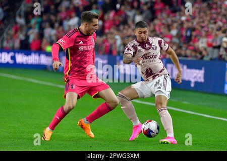 St Louis, Stati Uniti. 29th Apr, 2023. St Il centrocampista di Louis City, Indiana Vassilev (19, a sinistra) e il centrocampista di Portland Timbers, Marvin Loría (44), si sono mossi per la palla. STL City ha giocato a Portland Timbers in una partita di calcio della Major League il 29 aprile 2023 al CITY Park Stadium di St Louis, Missouri, Stati Uniti. Foto di Tim Vizer/Sipa USA Credit: Sipa USA/Alamy Live News Foto Stock