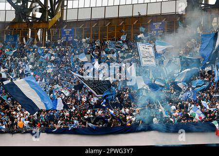 Napoli, Italia. 30th Apr, 2023. Tifosi della SSC Napoli durante la Serie Una partita tra SSC Napoli e US Salernitana allo Stadio Diego Armando Maradona, Napoli, Italia il 30 aprile 2023. Credit: Nicola Ianuale/Alamy Live News Foto Stock