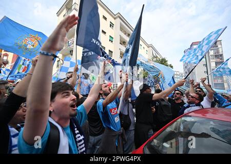 Napoli, Italia. 30th Apr, 2023. Tifosi (Napoli) durante la Sirie Italiana Una partita tra Napoli 1-1 Salernitana allo Stadio Diego Maradona il 30 aprile 2023 a Napoli. Credito: Maurizio Borsari/AFLO/Alamy Live News credito: AFLO Co.. Ltd./Alamy Live News Foto Stock