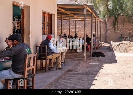 Tilcara, Jujuy, Argentina - 27 2019 settembre: Persone che pranzano in un ristorante a Tilcara Foto Stock