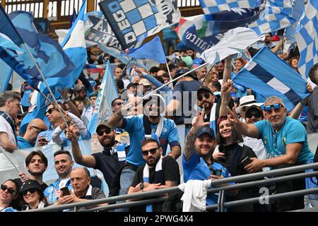 Napoli, Italia. 30th Apr, 2023. Tifosi (Napoli) durante la Sirie Italiana Una partita tra Napoli 1-1 Salernitana allo Stadio Diego Maradona il 30 aprile 2023 a Napoli. Credito: Maurizio Borsari/AFLO/Alamy Live News credito: AFLO Co.. Ltd./Alamy Live News Foto Stock