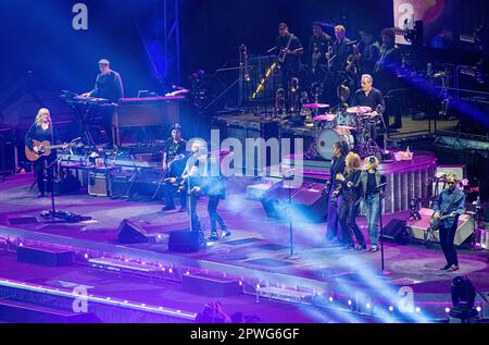 BARCELLONA, SPAGNA - APRILE 28 Bruce Springsteen, suona sul palco a Estadi Olimpic il primo concerto del suo European Tour. Michelle Obama e Kate Capshaw accompagnano Patti Scialfa sulla voce di sostegno, il 28 aprile 2023 a Barcellona, Spagna. Foto Stock