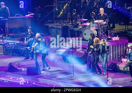 BARCELLONA, SPAGNA - APRILE 28 Bruce Springsteen, suona sul palco a Estadi Olimpic il primo concerto del suo European Tour. Michelle Obama e Kate Capshaw accompagnano Patti Scialfa sulla voce di sostegno, il 28 aprile 2023 a Barcellona, Spagna. Foto Stock