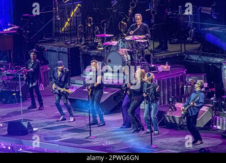 BARCELLONA, SPAGNA - APRILE 28 Bruce Springsteen, suona sul palco a Estadi Olimpic il primo concerto del suo European Tour. Michelle Obama e Kate Capshaw accompagnano Patti Scialfa sulla voce di sostegno, il 28 aprile 2023 a Barcellona, Spagna. Foto Stock