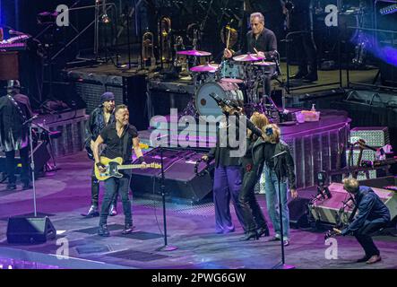 BARCELLONA, SPAGNA - APRILE 28 Bruce Springsteen, suona sul palco a Estadi Olimpic il primo concerto del suo European Tour. Michelle Obama e Kate Capshaw accompagnano Patti Scialfa sulla voce di sostegno, il 28 aprile 2023 a Barcellona, Spagna. Foto Stock