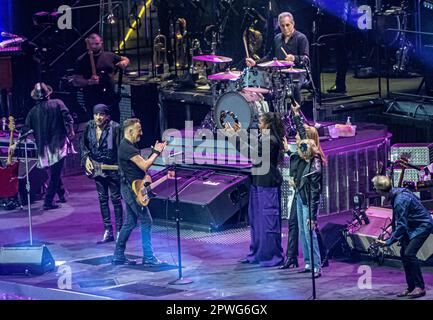 BARCELLONA, SPAGNA - APRILE 28 Bruce Springsteen, suona sul palco a Estadi Olimpic il primo concerto del suo European Tour. Michelle Obama e Kate Capshaw accompagnano Patti Scialfa sulla voce di sostegno, il 28 aprile 2023 a Barcellona, Spagna. Foto Stock