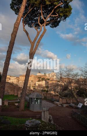 Italia, Vista di Roma dai fori Imperiali in una mattinata di sole Foto Stock