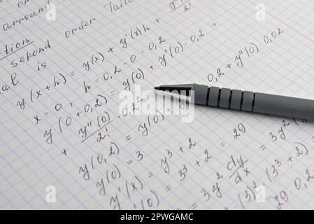 Carta con calcoli matematici scritti e penna, primo piano Foto Stock
