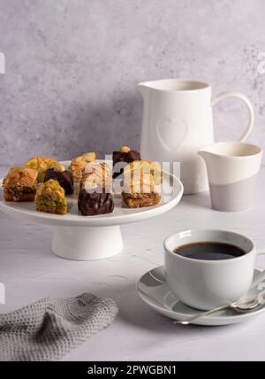 Fotografia alimentare di baklava, dessert, pasticceria, tradizionale, greco, turco, dolce, zucchero, sciroppo, noci, cioccolato, nocciola, pistacchio, tè, caffè Foto Stock