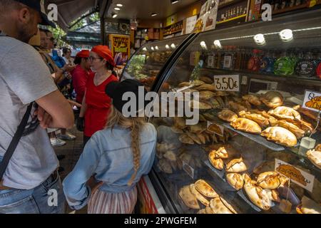 Barcellona, Spagna. 30th Apr, 2023. I turisti si vedono comprare cibo in uno dei chioschi di la Rambla. Barcellona ha ricevuto una grande folla di turisti che visitavano edifici unici e camminavano attraverso spazi emblematici. L'elevato numero di visitatori mesi prima dell'estate rende la vita difficile per i residenti. (Foto di Paco Freire/SOPA Images/Sipa USA) Credit: Sipa USA/Alamy Live News Foto Stock