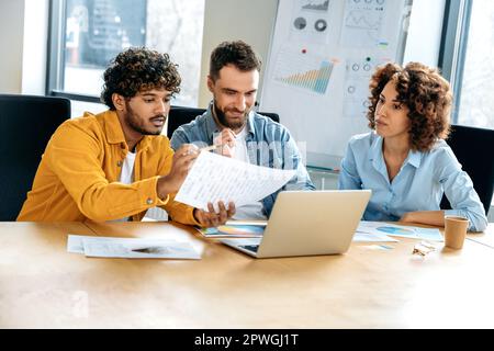 Team di progettazione. Motivati colleghi multirazziali di successo, designer creativi, brainstorming in ufficio, sviluppo di un concetto per un nuovo progetto di progettazione, pianificazione dei dettagli, discussione di idee, sorriso Foto Stock