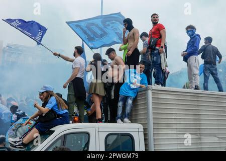 Napoli, Italia. 2023 Aprile 30th, Napoli, Italia - i sostenitori salgono su un veicolo vicino allo stadio di Maradona Credit: Marco Ciccolella/Alamy Live News Foto Stock