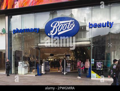 Londra, Inghilterra - 17 febbraio 2023: Boots Pharmacy and Beauty store in Regent Street a Londra, Inghilterra Foto Stock