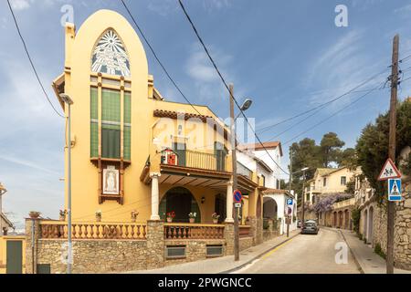 Barcellona, Spagna - 22 aprile 2023: La pittoresca strada nel quartiere Sarrià-Sant Gervasi di Barcellona, vicino alla stazione della funicolare di Vallvidrera Foto Stock