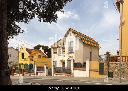 Barcellona, Spagna - 22 aprile 2023: La pittoresca strada nel quartiere Sarrià-Sant Gervasi di Barcellona, vicino alla stazione della funicolare di Vallvidrera Foto Stock