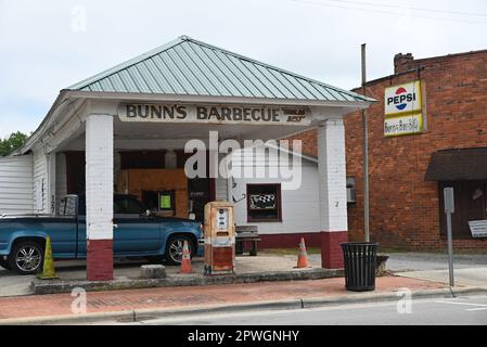 Bunn's barbecue a Windsor, North Carolina, serve la comunità dal 1938, sopravvissendo alle inondazioni provocate da due uragani e dalla pandemia di Covid. Foto Stock