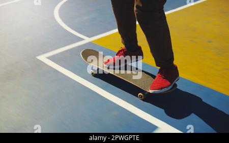 Perfezionare il vostro equilibrio è la parte difficile. un uomo irriconoscibile che fa trucchi sul suo skateboard in un parco skate. Foto Stock