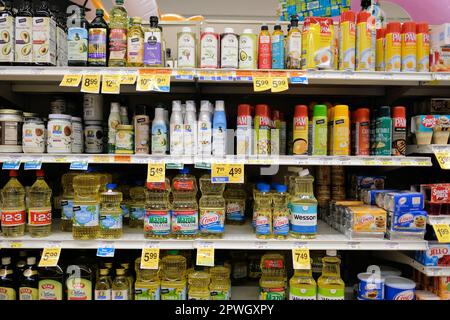 Scaffali di olio in un negozio di alimentari Safeway con i marchi Mazola, Crisco, Wesson, Pam e Signature; oli vegetali, canola, spray da cucina. Foto Stock