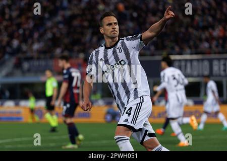 Bologna, Italia. 30 aprile 2023. Arkadiusz Milik di Juventus festeggia dopo aver segnato il primo gol della sua squadra durante la Serie A match tra Bologna e Juventus allo Stadio Renato DallÕAra il 30 aprile 2023. Credit: Ciancaphoto Studio Credit: Ciancaphoto Studio/Alamy Live News Foto Stock