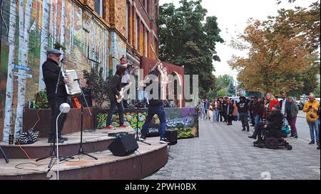 Toronto, Ontario / Canada - 24 settembre 2022: I musicisti di strada di Toronto suonano la chitarra e cantano canzoni con la gente che guarda. Foto Stock