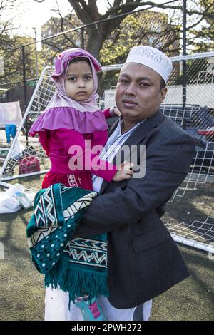 Musulmani provenienti da varie moschee di Brooklyn assistono ad un servizio di preghiera su Eid alla fine del Ramadan a Prospect Park, Brooklyn, New York. Foto Stock