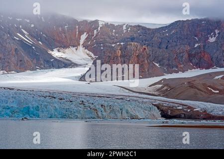 Ghiaccio e rocce nell'Alto Artico al quattordicesimo di luglio Ghiacciaio nelle isole Svalbard Foto Stock