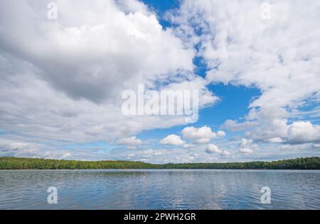 Massive Cloud Banks su un lago Wilderness sul lago Clark nella Sylvania Wilderness nel Michigan Foto Stock