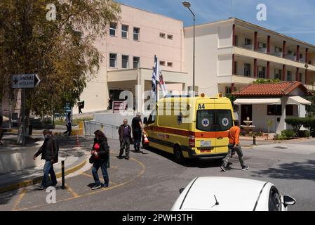 Herakalion, Creta, Grecia. 2023. Ambulanza in arrivo al pronto soccorso dell'ospedale generale Venizelio in viale Knossou a Herakalion, Creta. Foto Stock