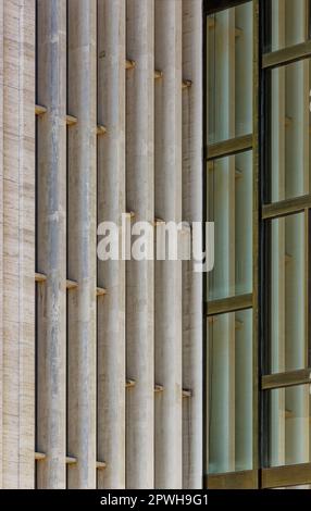 Tre lati del Metropolitan Opera House del Lincoln Center sono rivestiti in vetro dietro le pareti di alte pinne di travertino verticali. Foto Stock