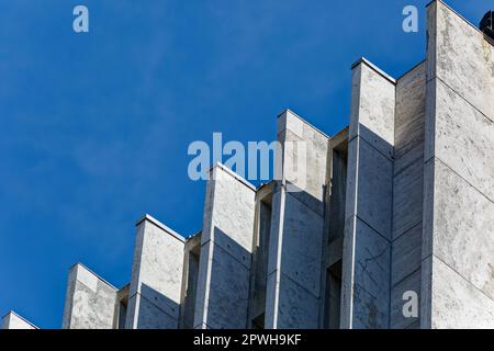 Tre lati del Metropolitan Opera House del Lincoln Center sono rivestiti in vetro dietro le pareti di alte pinne di travertino verticali. Foto Stock