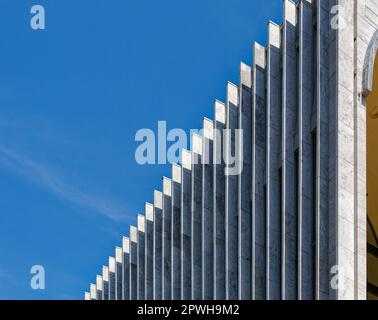 Tre lati del Metropolitan Opera House del Lincoln Center sono rivestiti in vetro dietro le pareti di alte pinne di travertino verticali. Foto Stock