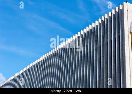 Tre lati del Metropolitan Opera House del Lincoln Center sono rivestiti in vetro dietro le pareti di alte pinne di travertino verticali. Foto Stock