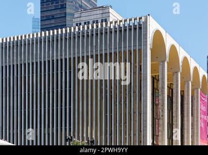 Tre lati del Metropolitan Opera House del Lincoln Center sono rivestiti in vetro dietro le pareti di alte pinne di travertino verticali. Foto Stock