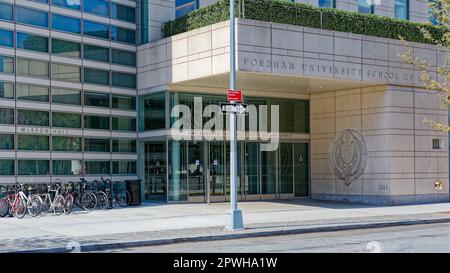 Il Louis Stein Center for Law and Ethics della Fordham University e la McKeon Hall si immettono al 150 West 62nd Street, di fronte al Lincoln Center. Foto Stock