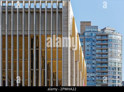 Tre lati del Metropolitan Opera House del Lincoln Center sono rivestiti in vetro dietro le pareti di alte pinne di travertino verticali. Foto Stock