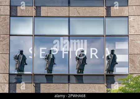 Le finestre del terzo piano di Sephora nella facciata ricurva del cerchio di Colombo del 10 riflettono quattro volte la statua di Cristoforo Colombo. Foto Stock