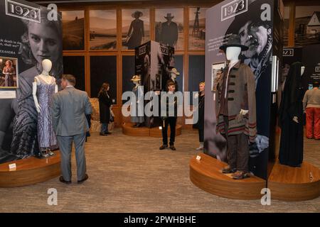 29 aprile 2023, New York, New York, Stati Uniti: I visitatori partecipano alla mostra di costumi per i personaggi della serie televisiva 1923 al Paley Center for the Media. Bryant e Kressley si sono Uniti a due stelle della serie: Julia Schlaepfer e Jennifer Ehle. (Credit Image: © Lev Radin/Pacific Press via ZUMA Press Wire) SOLO PER USO EDITORIALE! Non per USO commerciale! Foto Stock