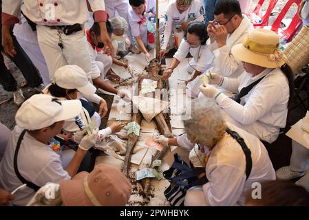 Saraburi, Provincia di Saraburi, Thailandia. 30th Apr, 2023. Il corpo di una lunga persona deceduta è preso da volontari della tomba in preparazione ad una cerimonia di merito a Saraburi. La cerimonia si svolge secondo le convinzioni religiose del popolo locale tailandese-cinese nella provincia di Saraburi, a circa 90 chilometri a nord di Bangkok. Credit: ZUMA Press, Inc./Alamy Live News Foto Stock