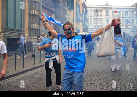 Napoli, Campania, Italia. 30 aprile 2023, Napoli, Campania/Napoli, Italia: Napoli, Italia - 30 aprile 2023: Nella partita di calcio tra Napoli e Salernitana, del Campionato Italiano di Serie A, il risultato finale del 1 - 1, permette a Napoli di guadagnare un altro punto nella classifica generale e di trovarsi a distanza dal Lazio, secondo in classifica di 18 punti. Con la possibilità di vincere matematicamente dopo 33 anni il suo terzo titolo di campionato italiano a pochi giorni dalla fine Credit: ZUMA Press, Inc./Alamy Live News Foto Stock