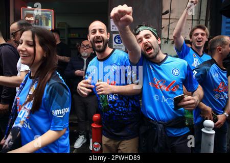 Napoli, Campania, Italia. 30 aprile 2023, Napoli, Campania/Napoli, Italia: Napoli, Italia - 30 aprile 2023: Nella partita di calcio tra Napoli e Salernitana, del Campionato Italiano di Serie A, il risultato finale del 1 - 1, permette a Napoli di guadagnare un altro punto nella classifica generale e di trovarsi a distanza dal Lazio, secondo in classifica di 18 punti. Con la possibilità di vincere matematicamente dopo 33 anni il suo terzo titolo di campionato italiano a pochi giorni dalla fine Credit: ZUMA Press, Inc./Alamy Live News Foto Stock