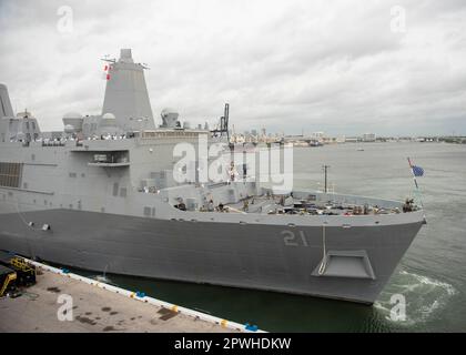 230430-N-KG461-1033 PORTA EVERGLADES, FLA. (30 aprile 2023) i marinai a bordo della nave portuale anfibia di San Antonio USS New York (LPD 21) attraccano le linee di ormeggio in preparazione della partenza da Fleet Week Port Everglades a Fort Lauderdale, Florida. Quest'anno si celebra la settimana della flotta di Port Everglades 32nd. La Fleet Week è stata ospitata dai Broward Navy Days e l'evento offre una straordinaria opportunità per mostrare la tecnologia navale e i marinai, i Marines e i Coast Guardsmen che servono la nazione. (STATI UNITI Foto Navy di Mass Communication Specialist 2nd Classe Zachary D. Behrend) Foto Stock
