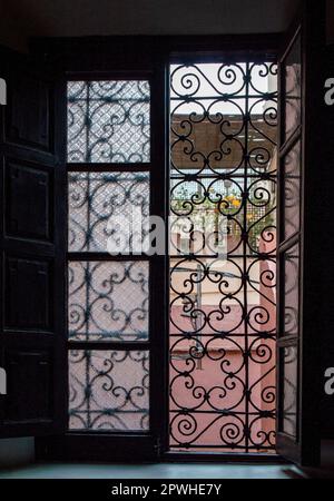 Guardando verso l'esterno da una tradizionale finestra Marocchina. Foto Stock