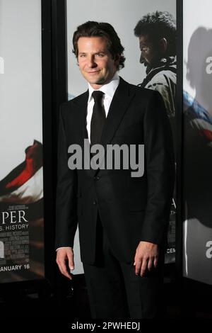 Bradley Cooper partecipa alla prima di Warner Bros. Foto 'American Sniper' al Jazz al Frederick P. Rose Hall del Lincoln Center a New York il 15 dicembre 2014. Photo Credit: Henry McGee/MediaPunch Foto Stock