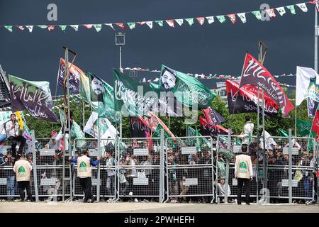 I partecipanti all'evento di compleanno del Profeta Islamico Muhammad, tenutosi al Parco Newroz sono visti sventolare bandiere. La nascita del Profeta Islamico Muhammad è stata celebrata con un evento organizzato dalla Fondazione Profeta Lovers in piazza Newroz a Diyarbakir e a cui hanno partecipato migliaia di persone. Hanno partecipato alla celebrazione anche Zekeriya Yapicioglu, presidente del partito islamico curdo Free cause Party (HUDA-PAR), nonché rappresentanti di molti partiti e organizzazioni di diversi paesi musulmani, in particolare il rappresentante dell'organizzazione di Hamas dalla Palestina. Foto Stock