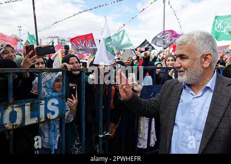 Partito Islamico curdo partito causa libera (HUDA-PAR) Presidente Zekeriye Yapicioglu è visto saluto i partecipanti durante un evento. La nascita del Profeta Islamico Muhammad è stata celebrata con un evento organizzato dalla Fondazione Profeta Lovers in piazza Newroz a Diyarbakir e a cui hanno partecipato migliaia di persone. Hanno partecipato alla celebrazione anche Zekeriya Yapicioglu, presidente del partito islamico curdo Free cause Party (HUDA-PAR), nonché rappresentanti di molti partiti e organizzazioni di diversi paesi musulmani, in particolare il rappresentante dell'organizzazione di Hamas dalla Palestina. Foto Stock