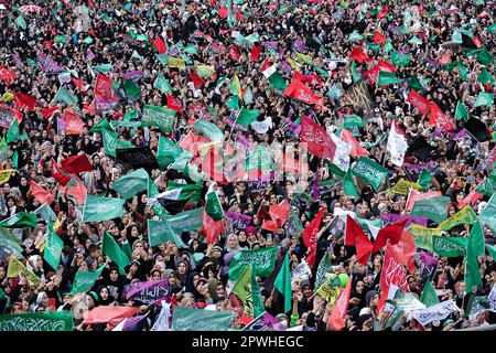 I partecipanti all'evento di compleanno del Profeta Islamico Muhammad, tenutosi al Parco Newroz sono visti sventolare bandiere. La nascita del Profeta Islamico Muhammad è stata celebrata con un evento organizzato dalla Fondazione Profeta Lovers in piazza Newroz a Diyarbakir e a cui hanno partecipato migliaia di persone. Hanno partecipato alla celebrazione anche Zekeriya Yapicioglu, presidente del partito islamico curdo Free cause Party (HUDA-PAR), nonché rappresentanti di molti partiti e organizzazioni di diversi paesi musulmani, in particolare il rappresentante dell'organizzazione di Hamas dalla Palestina. Foto Stock