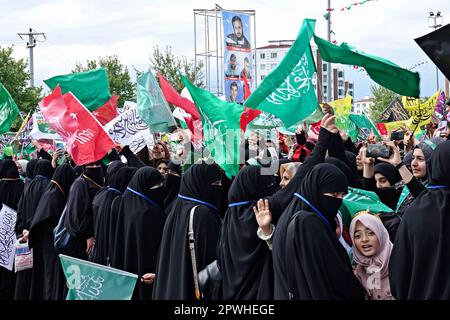 Le donne sono viste partecipare all'evento di compleanno del Profeta Islamico Muhammad al Parco di Newroz. La nascita del Profeta Islamico Muhammad è stata celebrata con un evento organizzato dalla Fondazione Profeta Lovers in piazza Newroz a Diyarbakir e a cui hanno partecipato migliaia di persone. Hanno partecipato alla celebrazione anche Zekeriya Yapicioglu, presidente del partito islamico curdo Free cause Party (HUDA-PAR), nonché rappresentanti di molti partiti e organizzazioni di diversi paesi musulmani, in particolare il rappresentante dell'organizzazione di Hamas dalla Palestina. Foto Stock